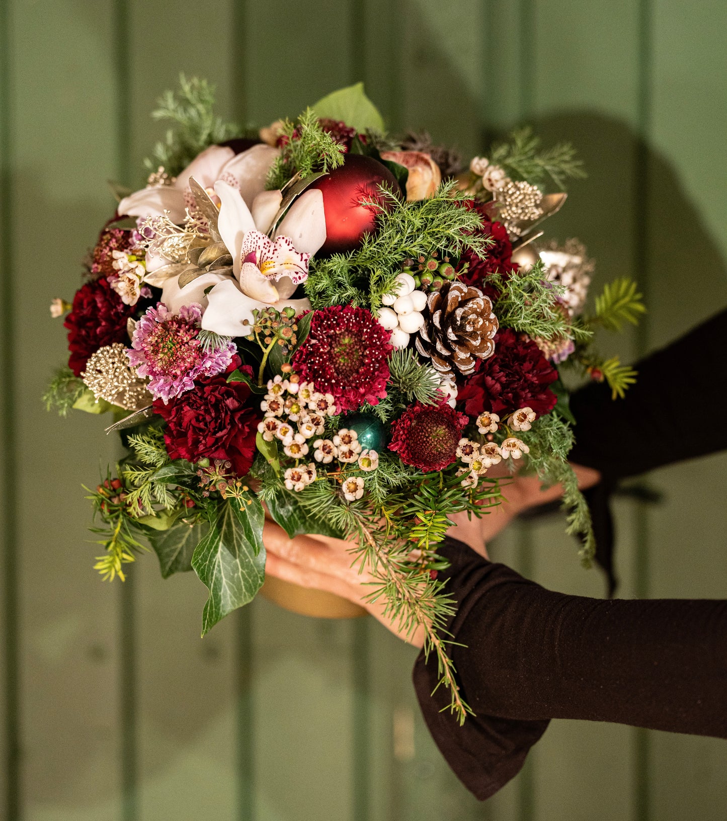 Juledekorasjon i gullpotte