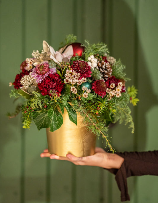 Juledekorasjon i gullpotte